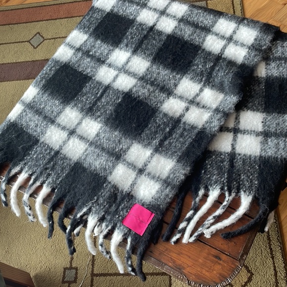 Beautiful Betsey Johnson scarf/wrap in black/white plaid - Picture 6 of 6